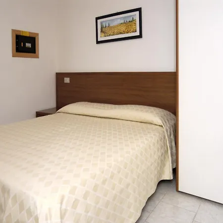 Sunny Getaway For 6 Guests In アパート
