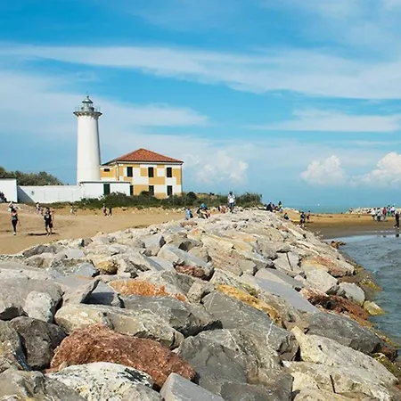 Sunny Beach Getaway For 6 Guests In Bibione Apartment *